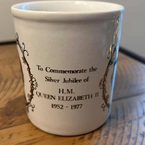 Queen Elizabeth II Silver Jubilee Commemorative Mug/Vintage Royalty Memorabilia - Picture 2 of 5